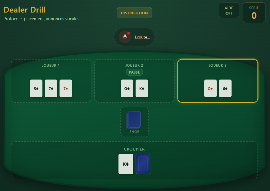 Main en cours avec cartes distribuées et micro à l’écoute